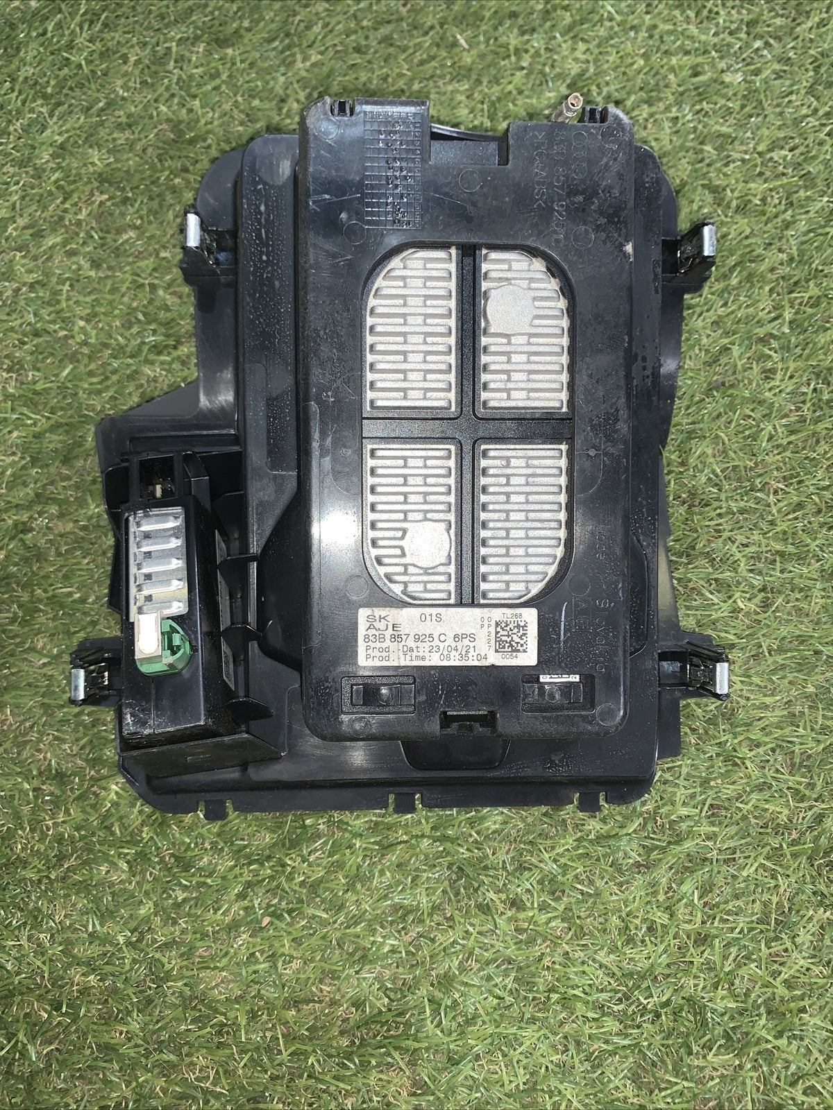 Vano portaoggetti Rsq3 Con Piastra Per Ricaricare Il Telefono 83B857925C