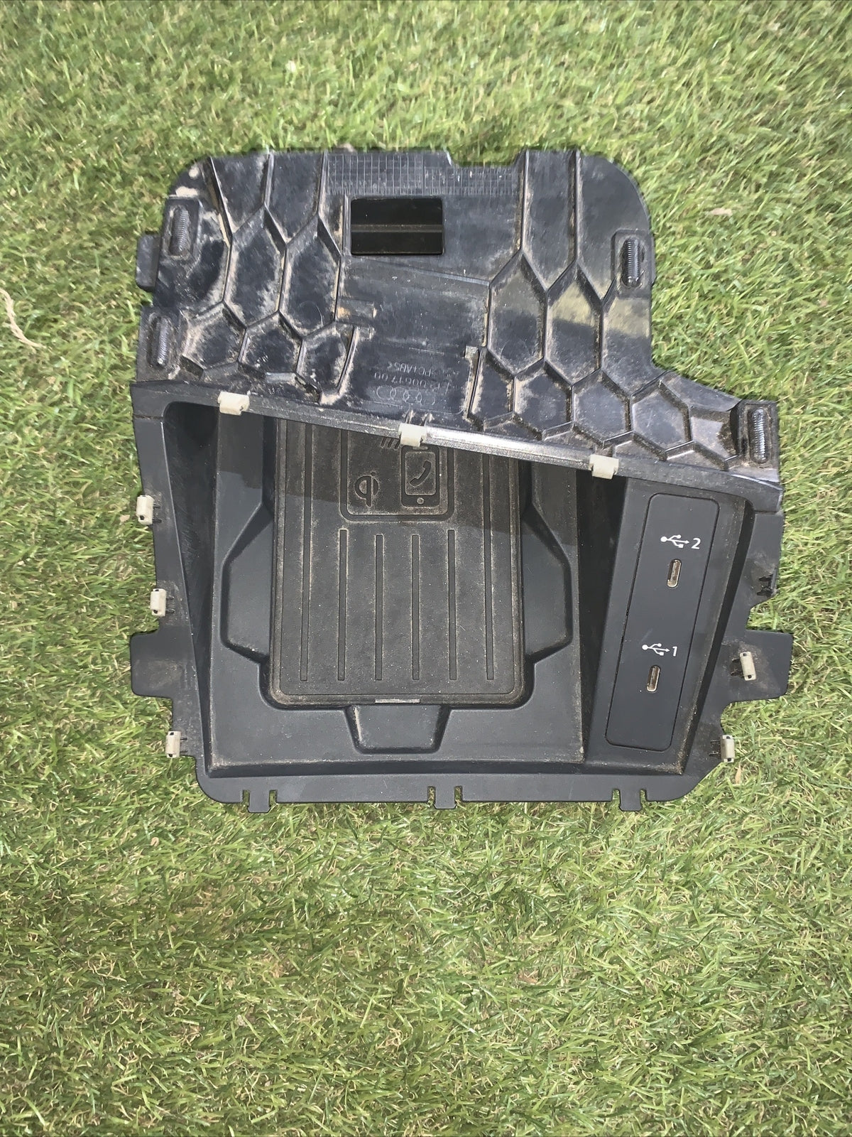 Vano portaoggetti Rsq3 Con Piastra Per Ricaricare Il Telefono 83B857925C