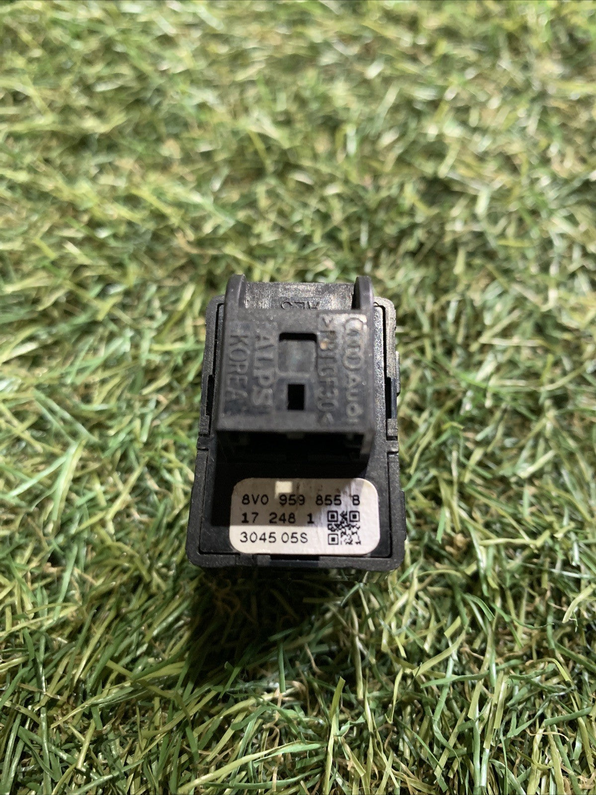 PULSANTE ALZAVETRO POSTERIORE SINISTRO PER AUDI Q2 8V0959855B