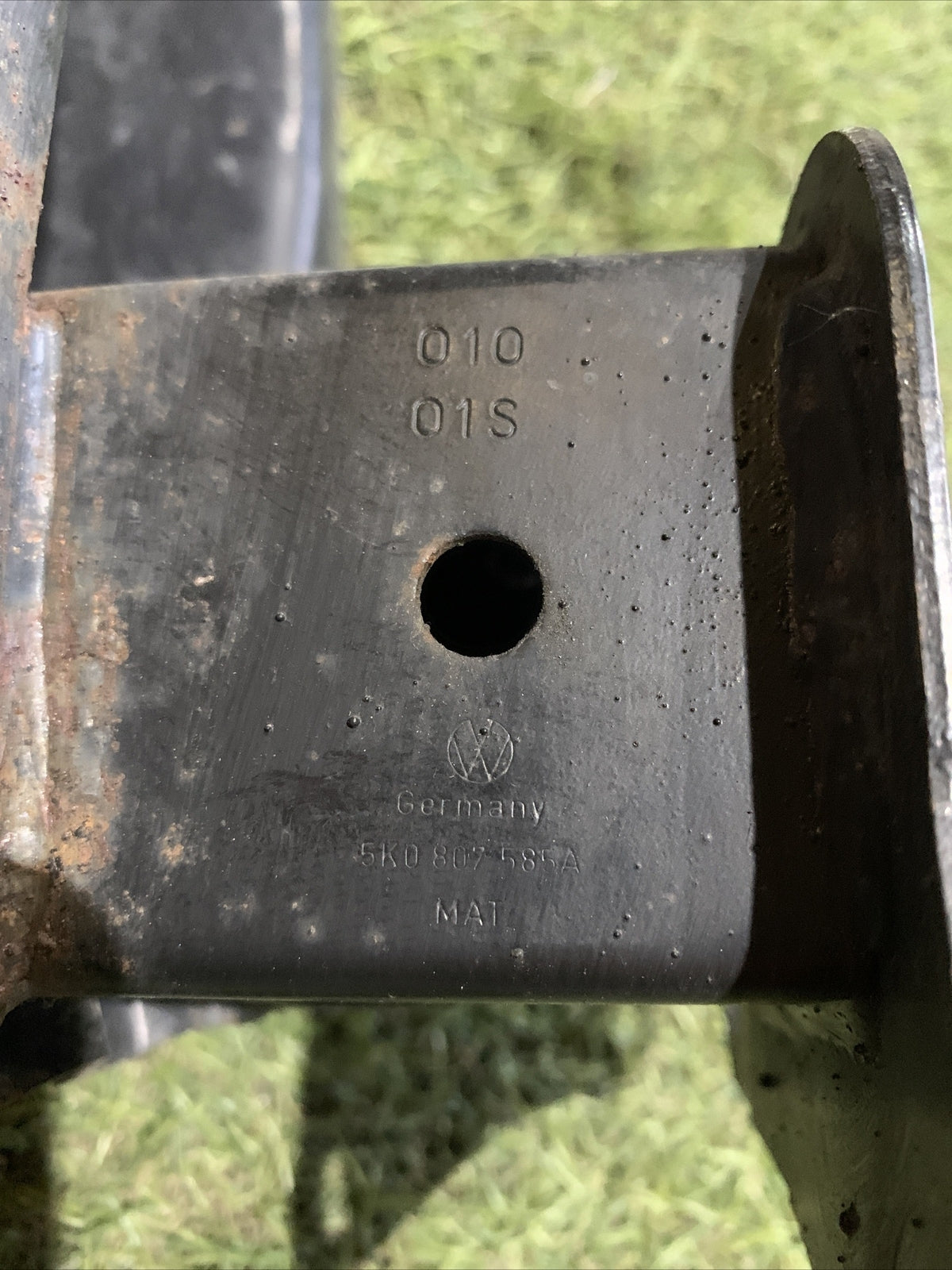 5K0807585A TRAVERSA PARAURTI POSTERIORE VOLKSWAGEN GOLF 6 2.0 3 PORTE