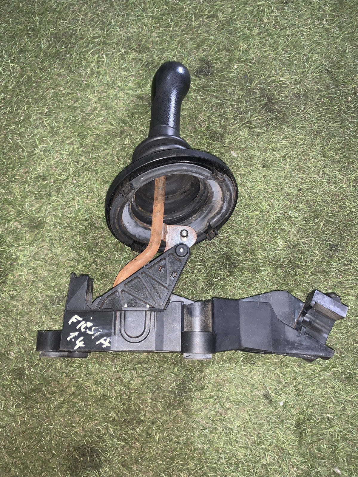 2S6R-7C453-MF LEVA POMELLO CUFFIA CAMBIO MANUALE FORD FIESTA 1.4 50KW D 5M
