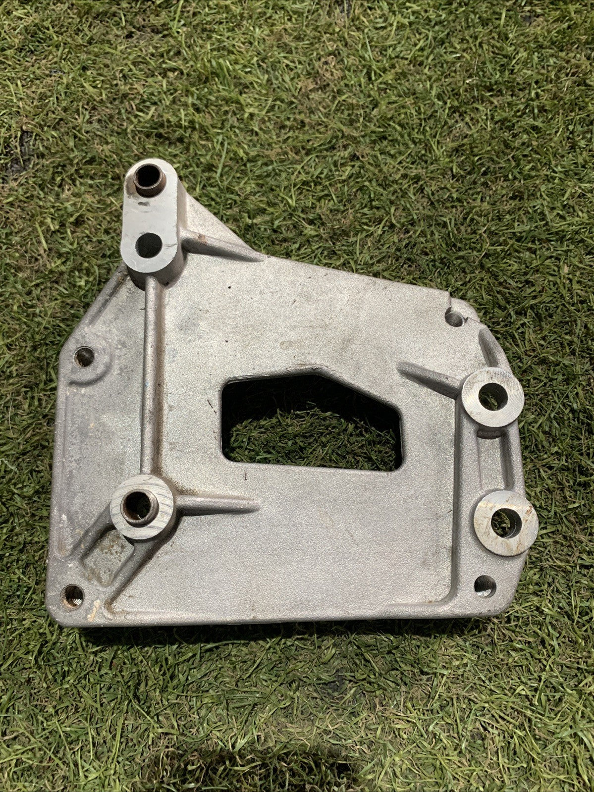 SUPPORTO COMPRESSORE ARI CONDIZIONATA FIAT 500 (312) 2007 73501350 1.3 MJT