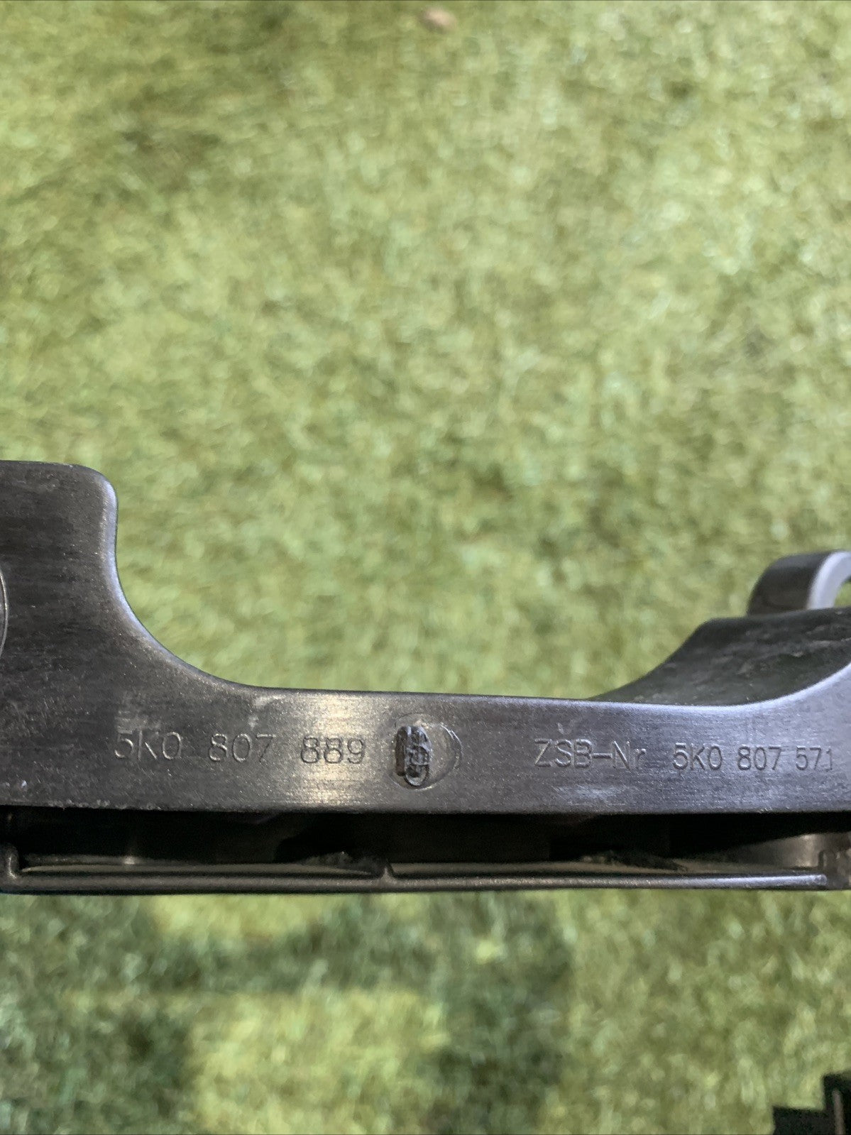 SUPPORTO FARO ANTERIORE SINISTRO VOLKSWAGEN GOLF VI 6 ANNO 2010 COD. 5K0807889