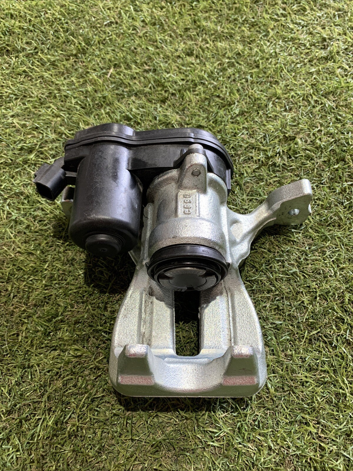 47850K0010 PINZA FRENO POSTERIORE SX ELETTRICA TOYOTA YARIS 2024