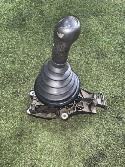 2S6R-7C453-MF LEVA POMELLO CUFFIA CAMBIO MANUALE FORD FIESTA 1.4 50KW D 5M (2)