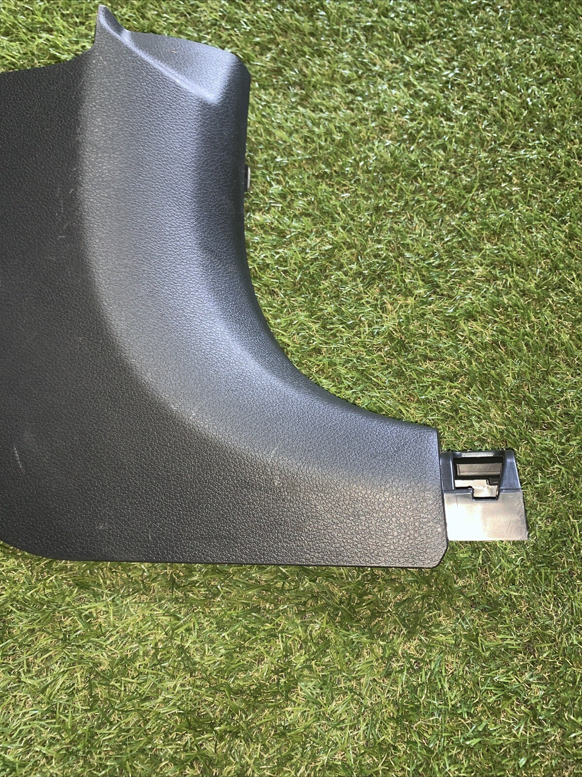 Rivestimento Battitacco Anteriore Destra Kia Sportage 2023 85826-R2000