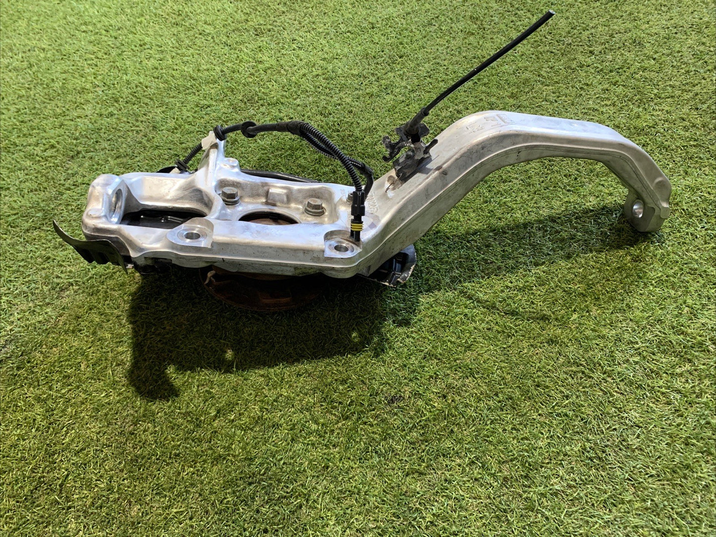 Mozzo Montante Fusello Anteriore Sinistro Maserati Levante 670032053