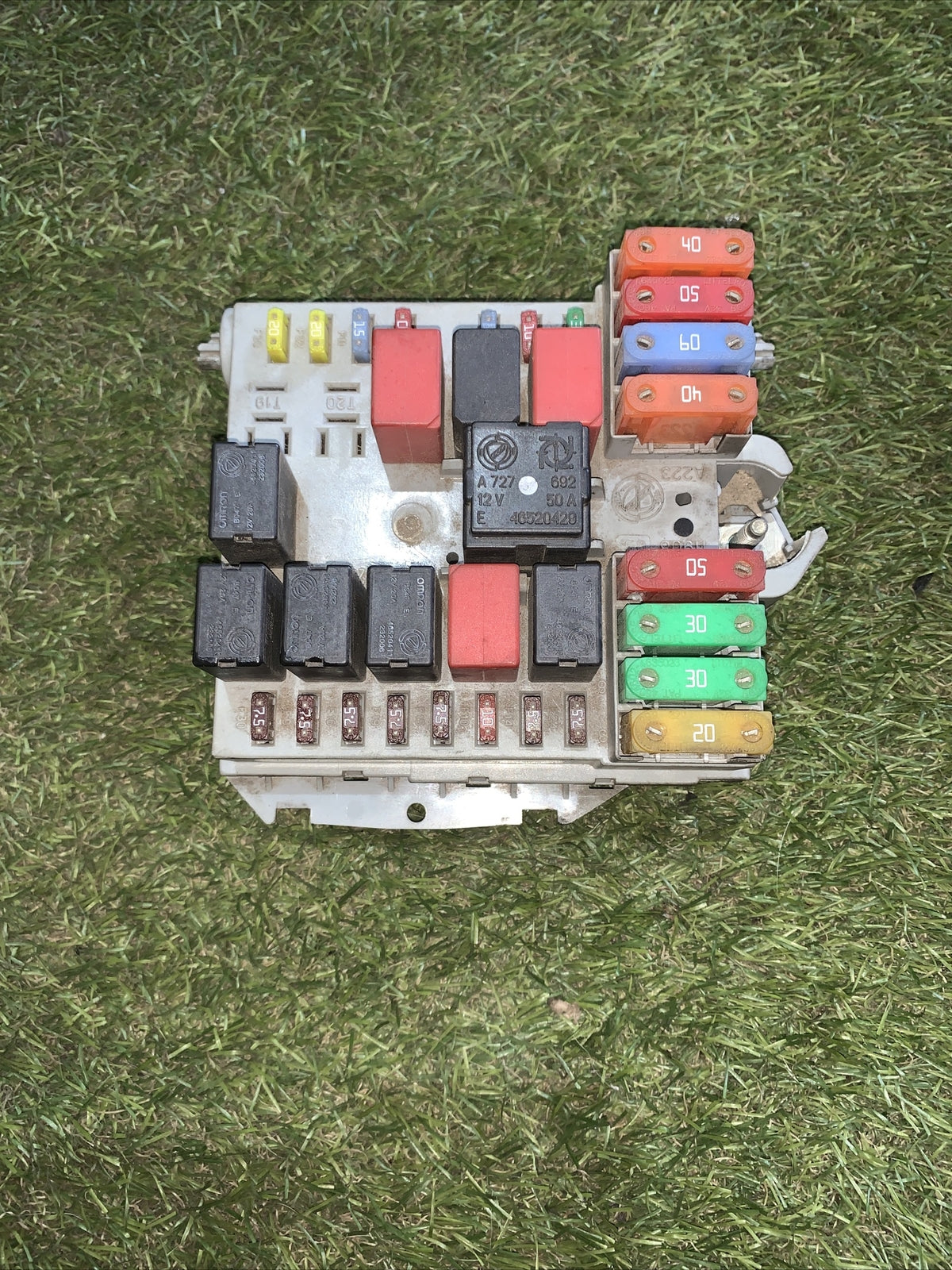 51832042 SCATOLA FUSIBILI FIAT BRAVO (198) 1.6 MULTIJET 16V MAN 6M KW77-105CV(2)