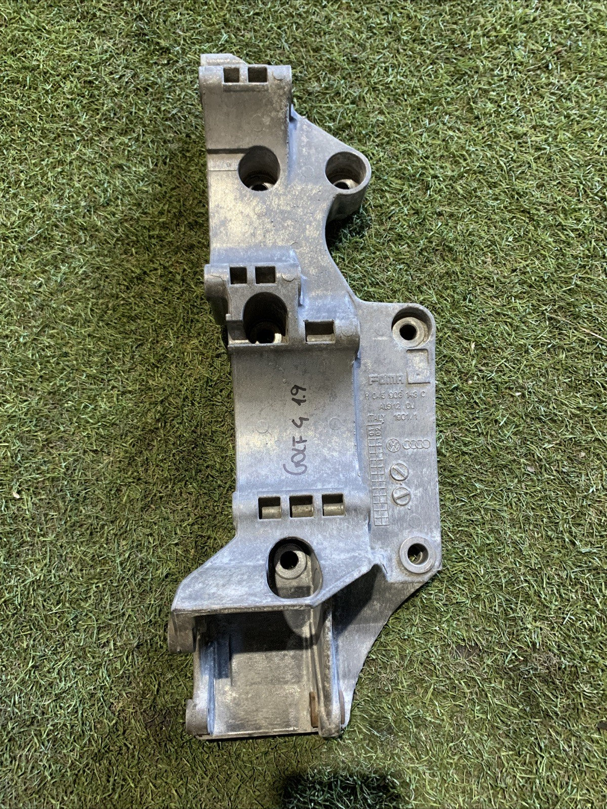 Supporto Alternatore Volkswagen Golf 4 1.9 Diesel 045903143C