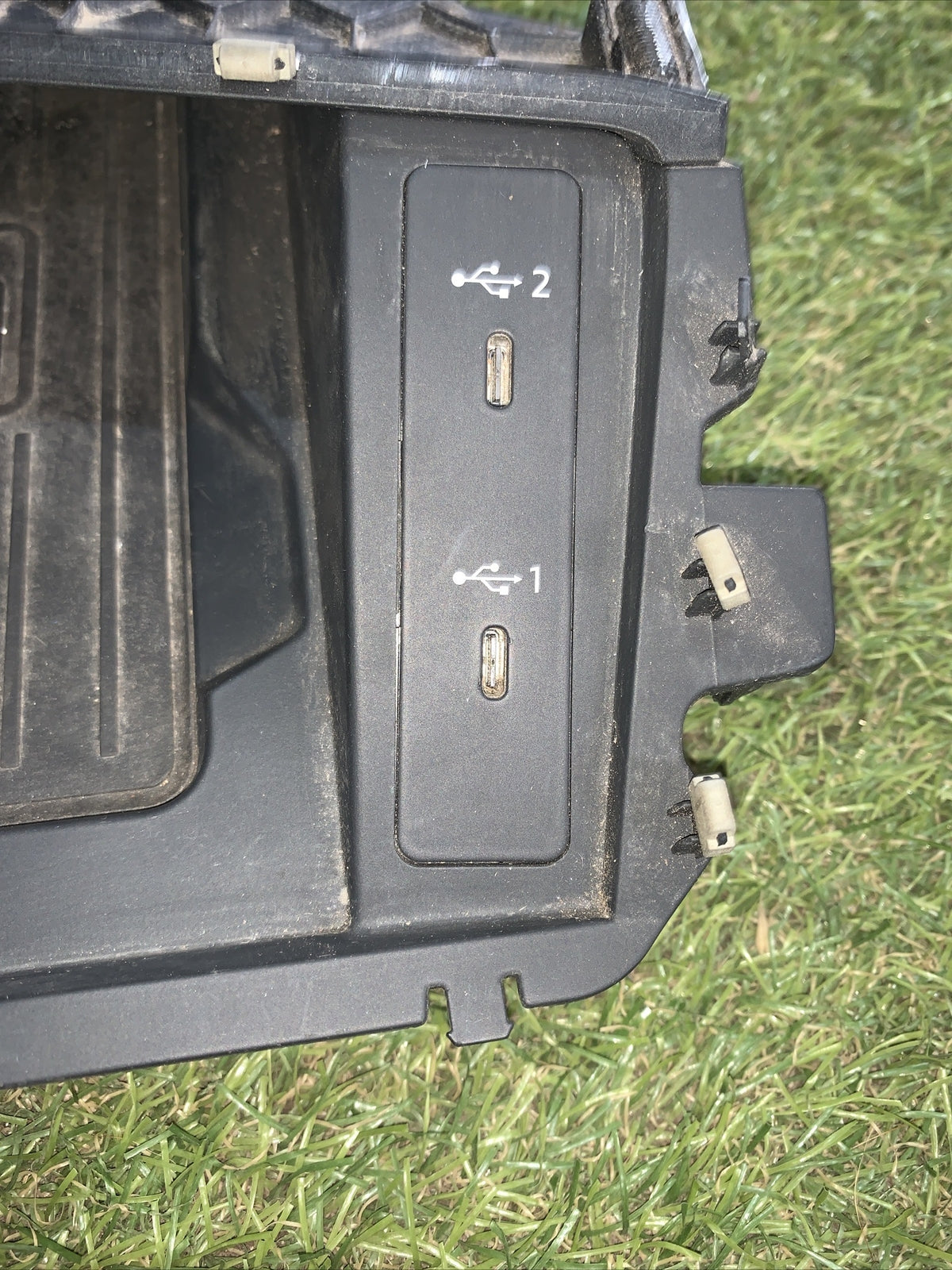 Vano portaoggetti Rsq3 Con Piastra Per Ricaricare Il Telefono 83B857925C