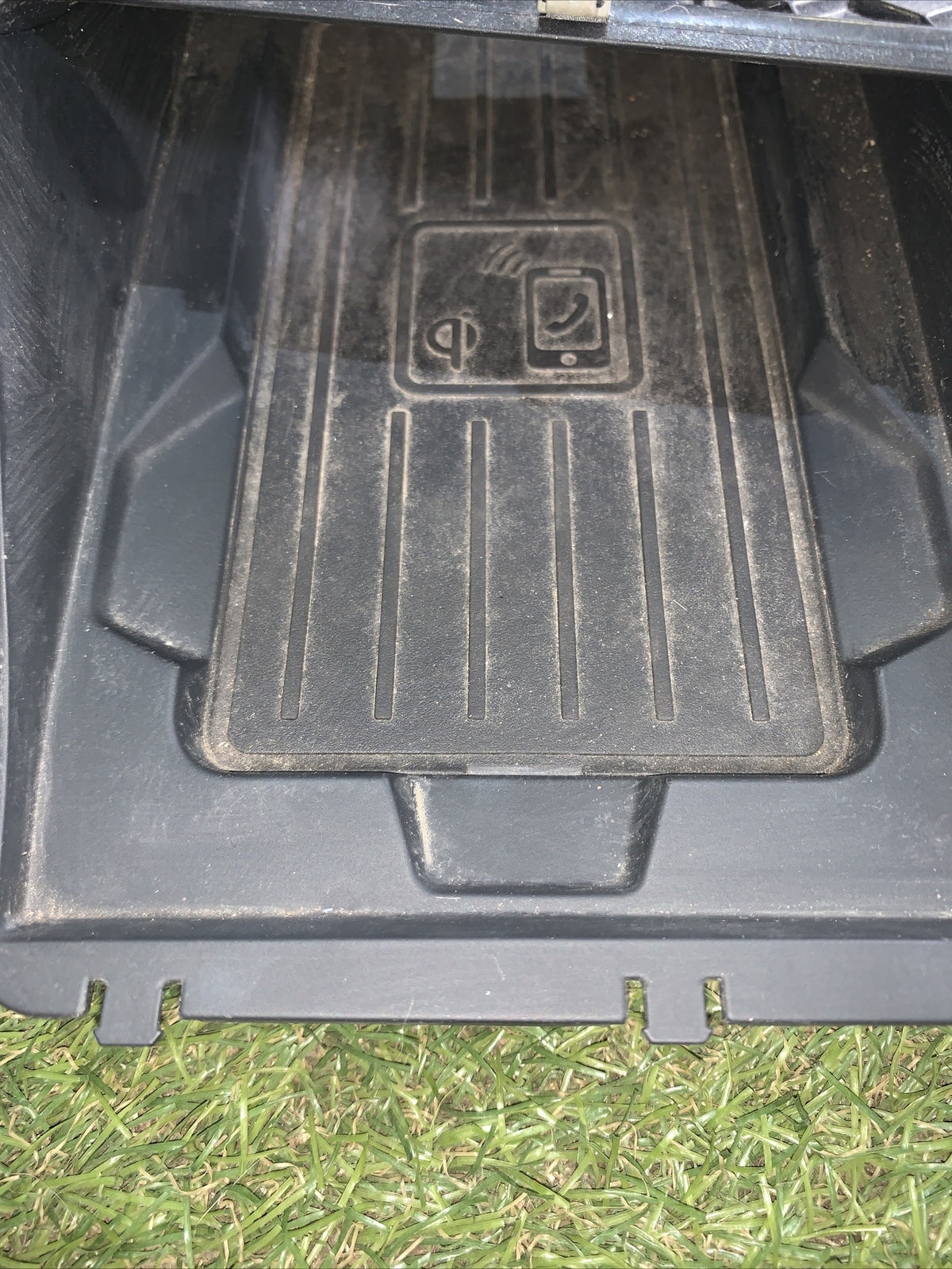 Vano portaoggetti Rsq3 Con Piastra Per Ricaricare Il Telefono 83B857925C