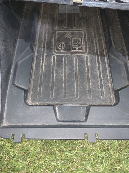 Vano portaoggetti Rsq3 Con Piastra Per Ricaricare Il Telefono 83B857925C