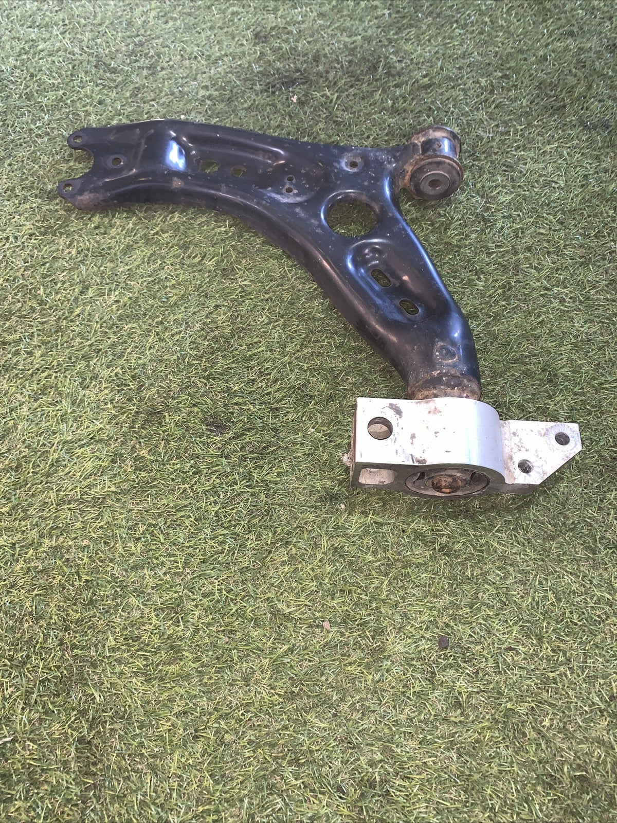 BRACCIO OSCILLANTE ANTERIORE SINISTRO PER VOLKSWAGEN GOLF 6 2.0 TDI