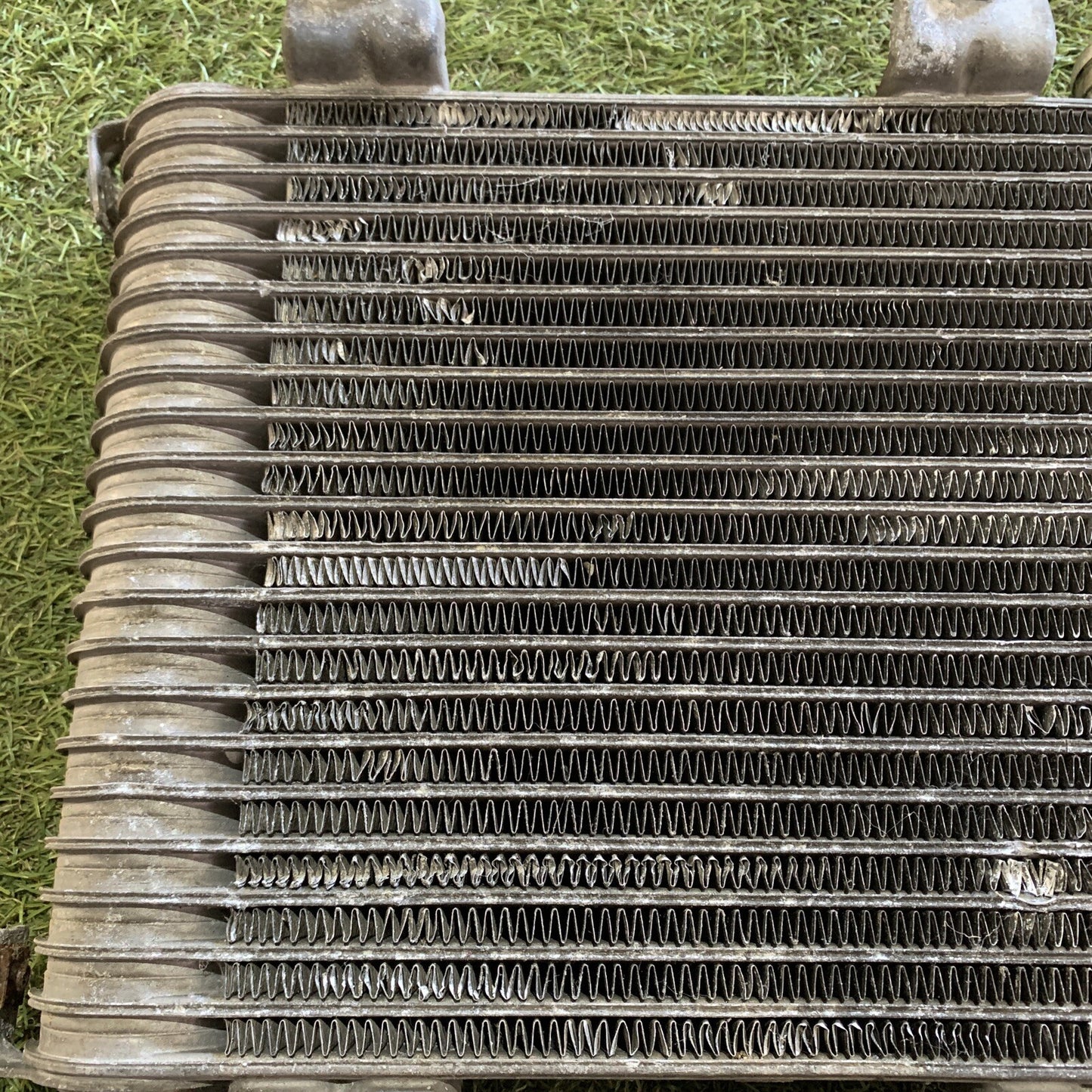 0K55113550C intercooler per KIA CARNIVAL II 2.9 CRDI 2001