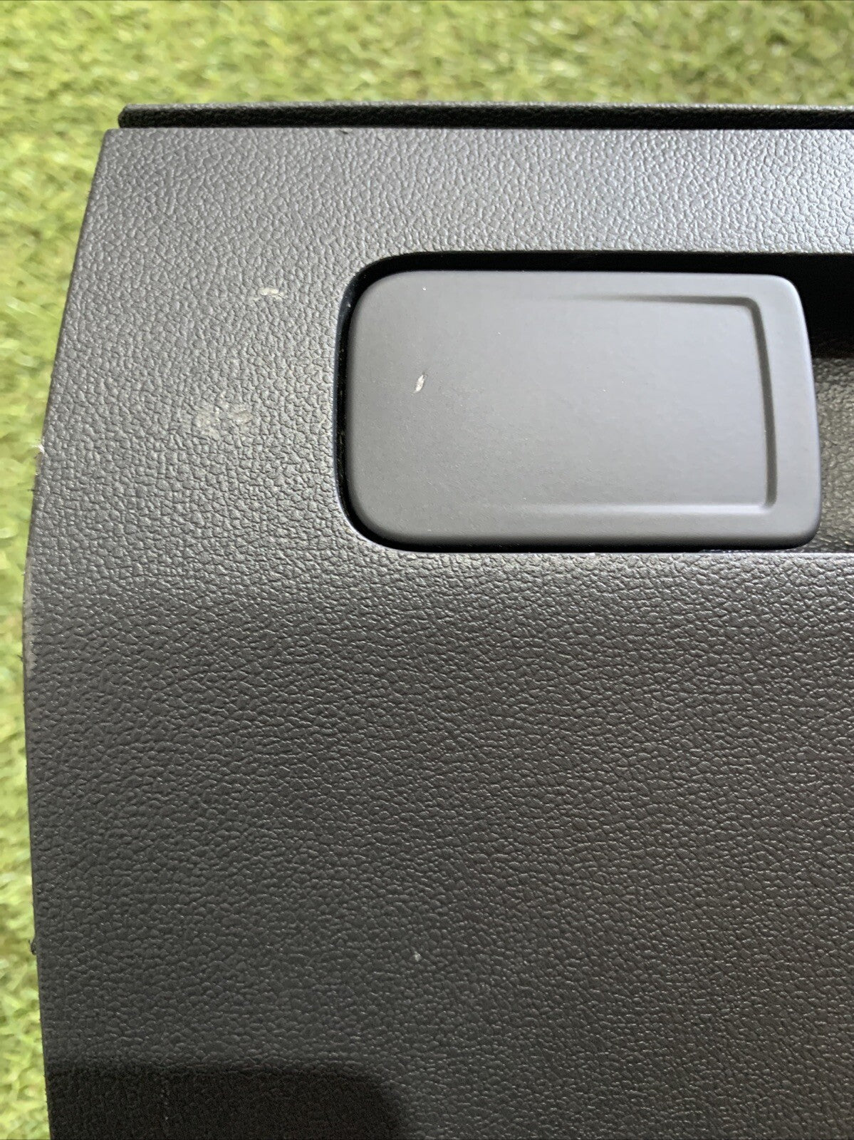 CASSETTO PORTA OGGETTI PER VOLKSWAGEN Tiguan Serie 5NB857097E (16 ) Guarda Foto