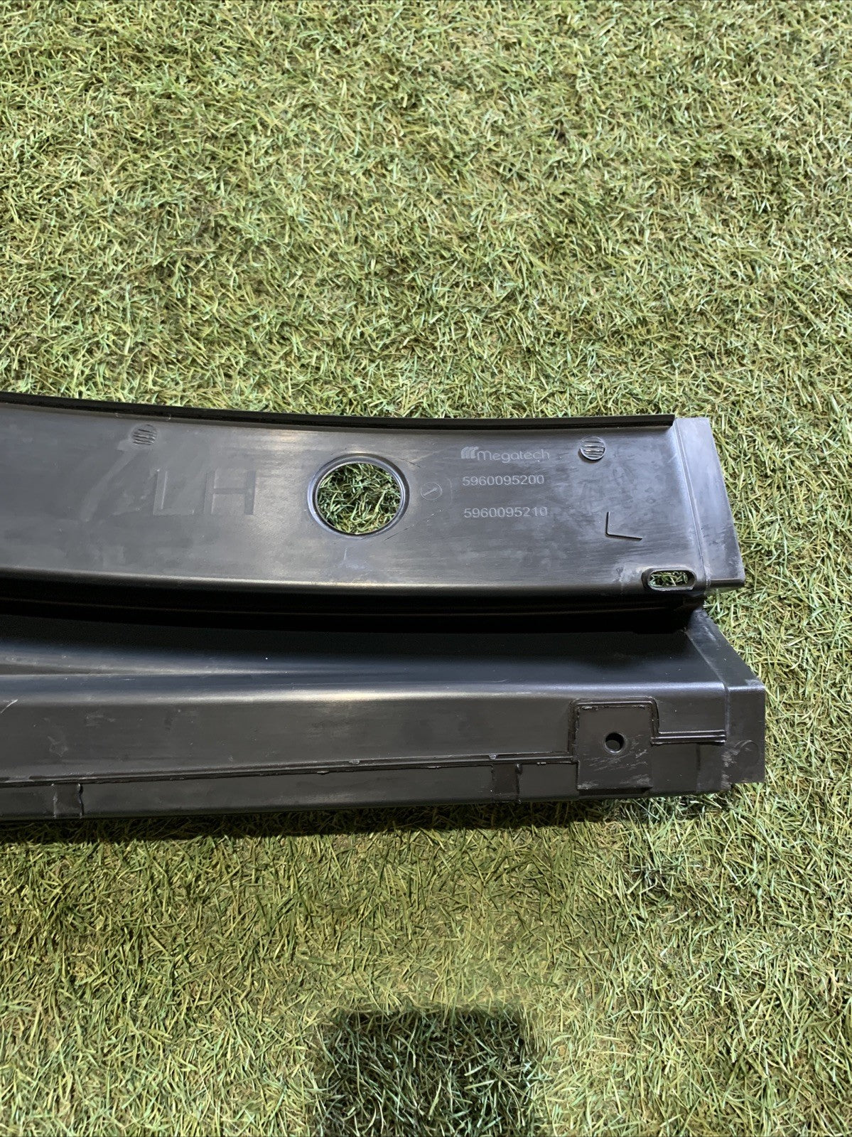 Griglia Gocciolatoio Parte Sinistra Volkswagen T-Roc 2023 2GA819403