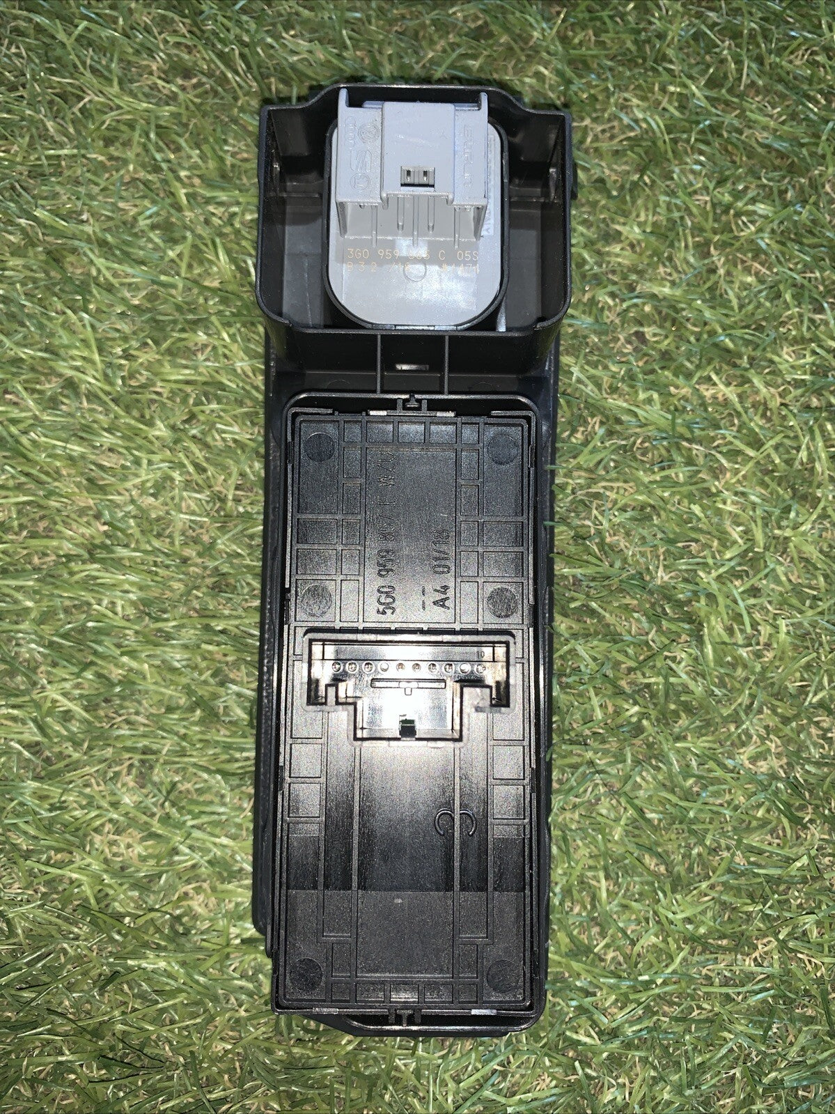 PULSANTIERA ANTERIORE SINISTRA PER VOLKSWAGEN T-Roc Serie 5G0959857E (17>)