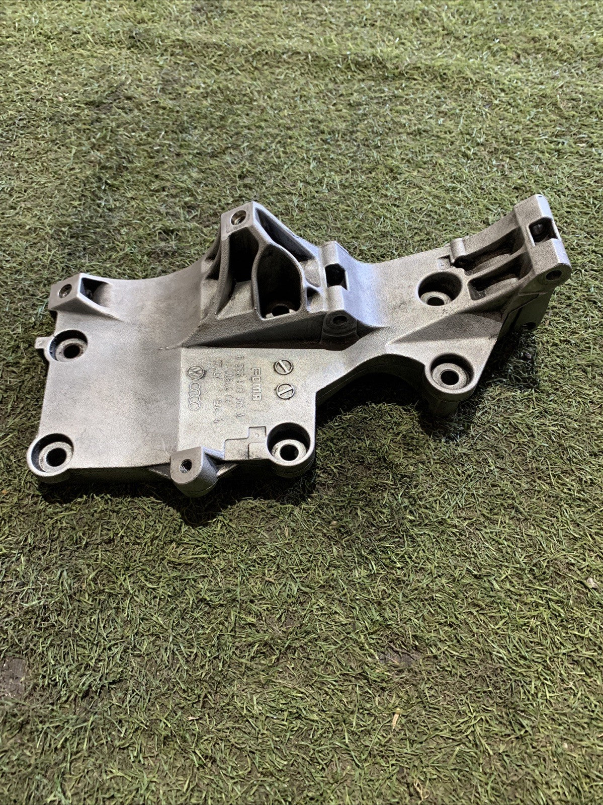 Supporto Alternatore Volkswagen Golf 5 2.0 Diesel 03G903143A