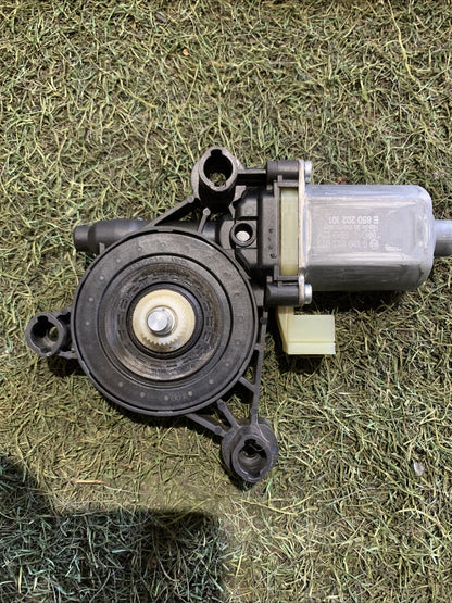 Motorino alzavetro porta anteriore Sinistro Volkswagen Tiguan 2020 5Q0959801C