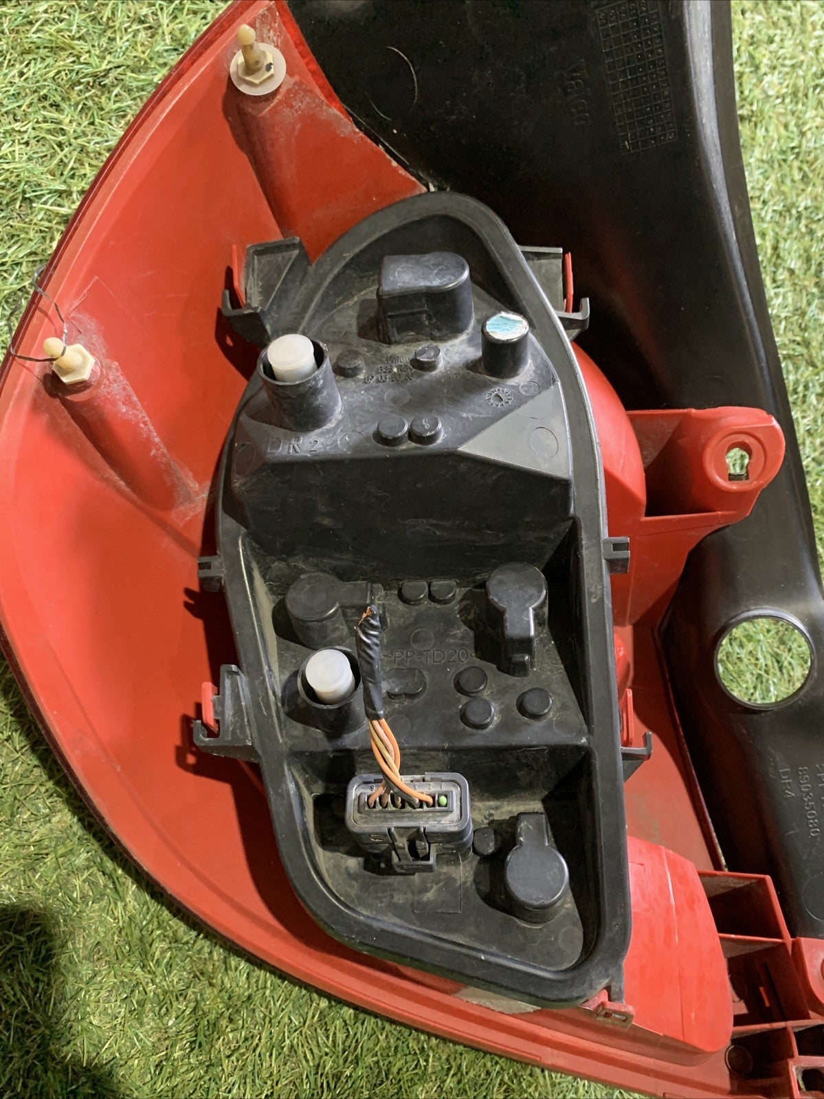 STOP FANALE POSTERIORE DESTRO PER RENAULT Clio Serie 89038050 (04>08)