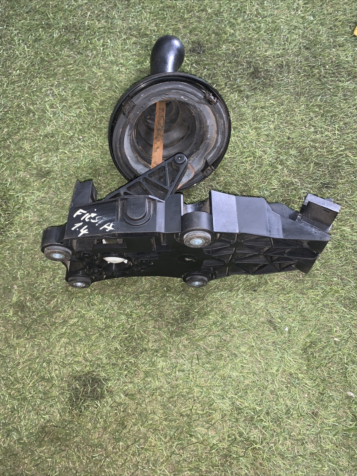 2S6R-7C453-MF LEVA POMELLO CUFFIA CAMBIO MANUALE FORD FIESTA 1.4 50KW D 5M