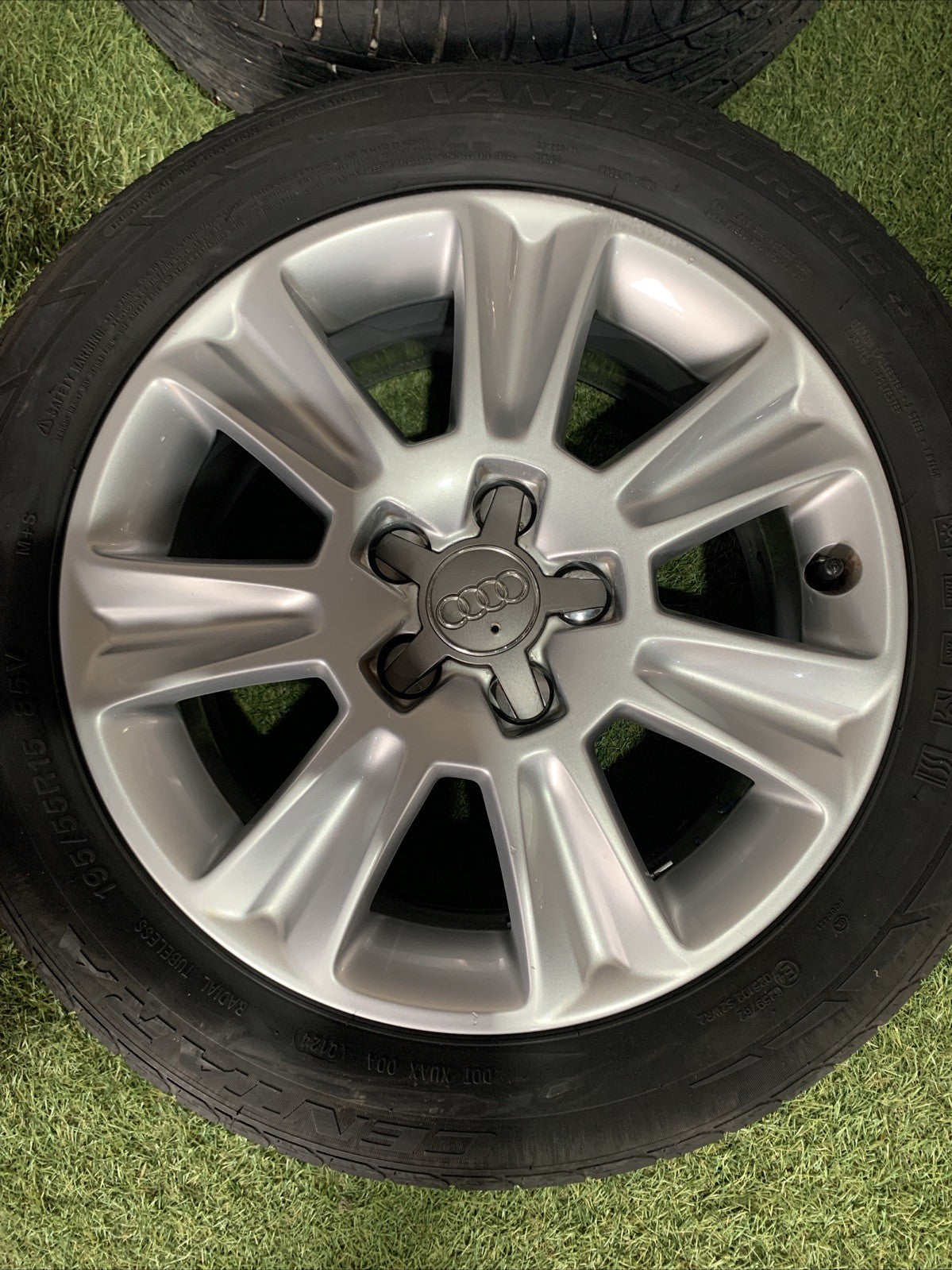 Cerchi In Lega Con Gomme Da 15 Audi A1 2010 8X0601025
