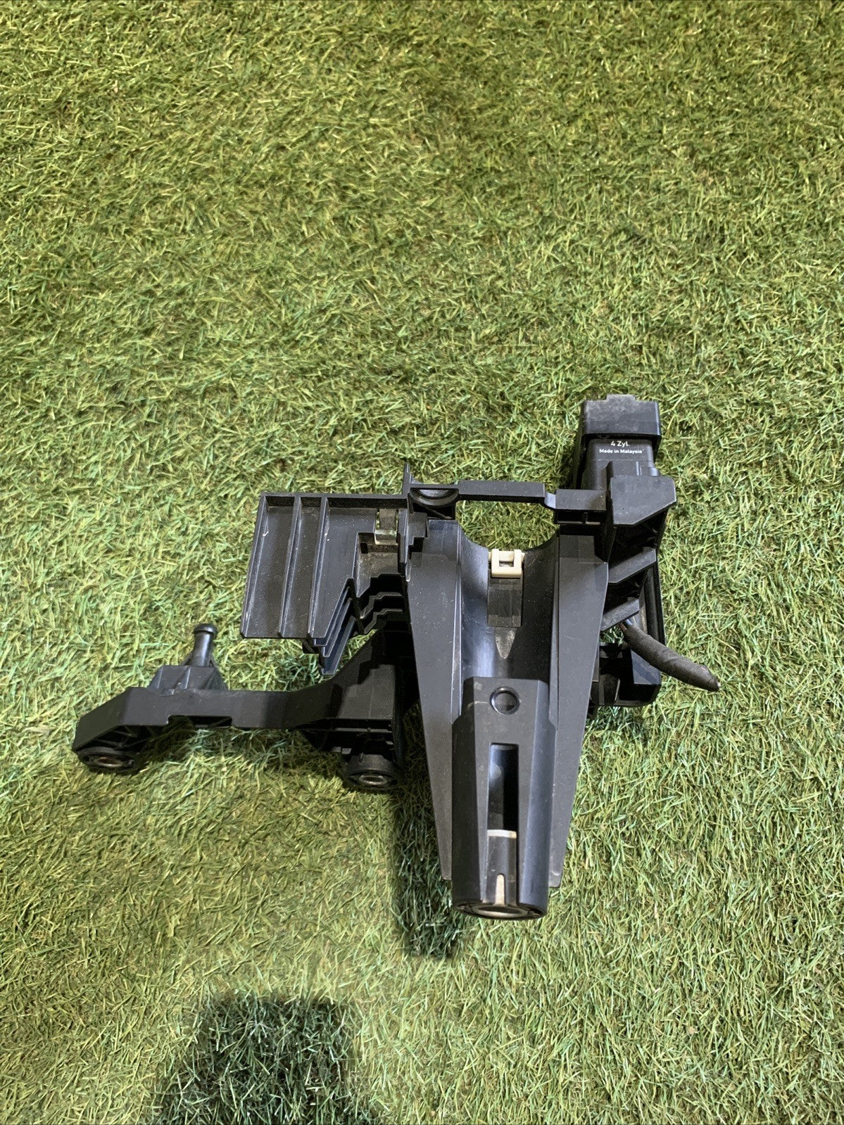 SUPPORTO FISSAGGIO SCATOLA FUSIBILI ANTERIORE AUDI A1 2010 6R0915343A