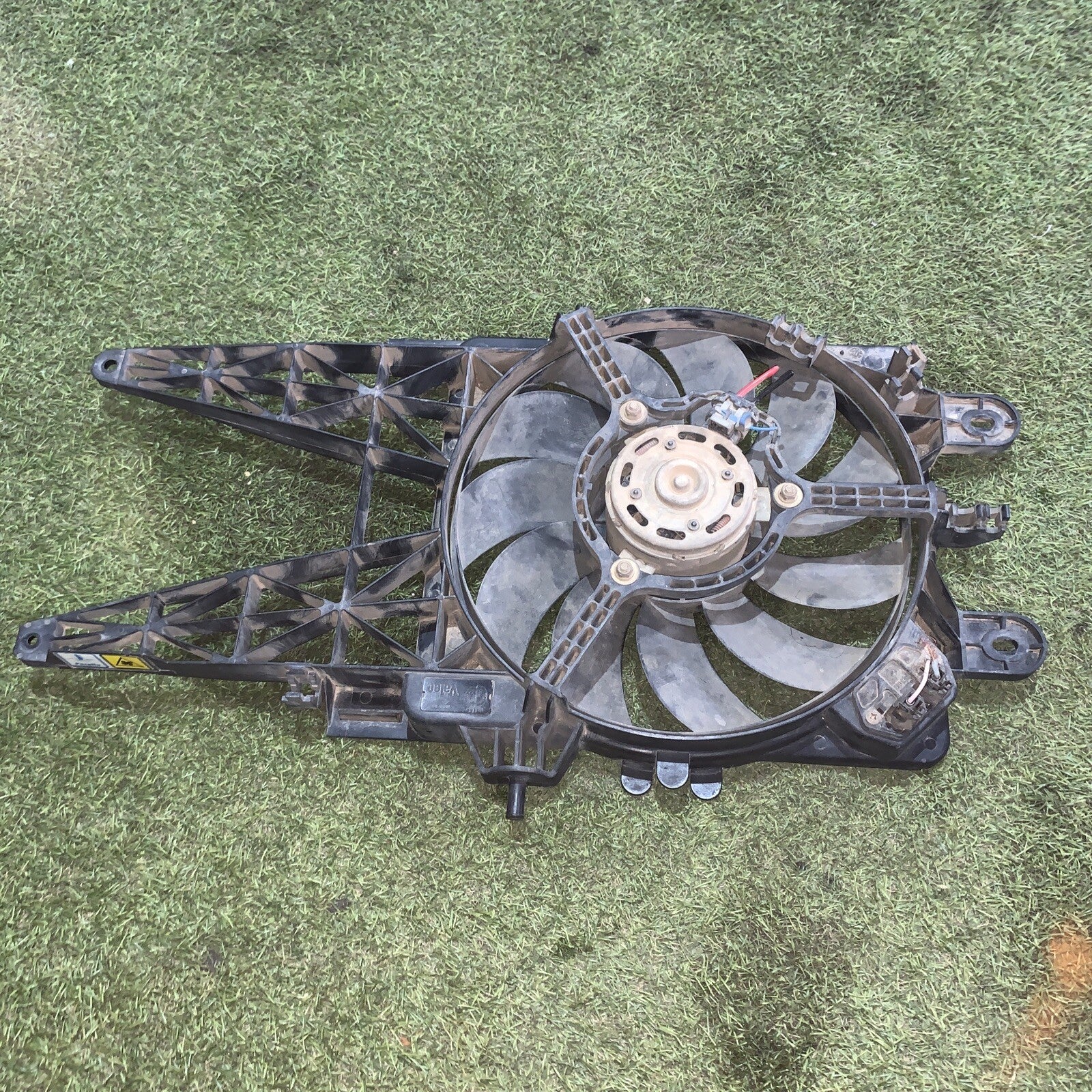 ELETTROVENTOLA RADIATORE CON CONVOGLIATORE  PER FIAT PUNTO 188 1.2 868718N