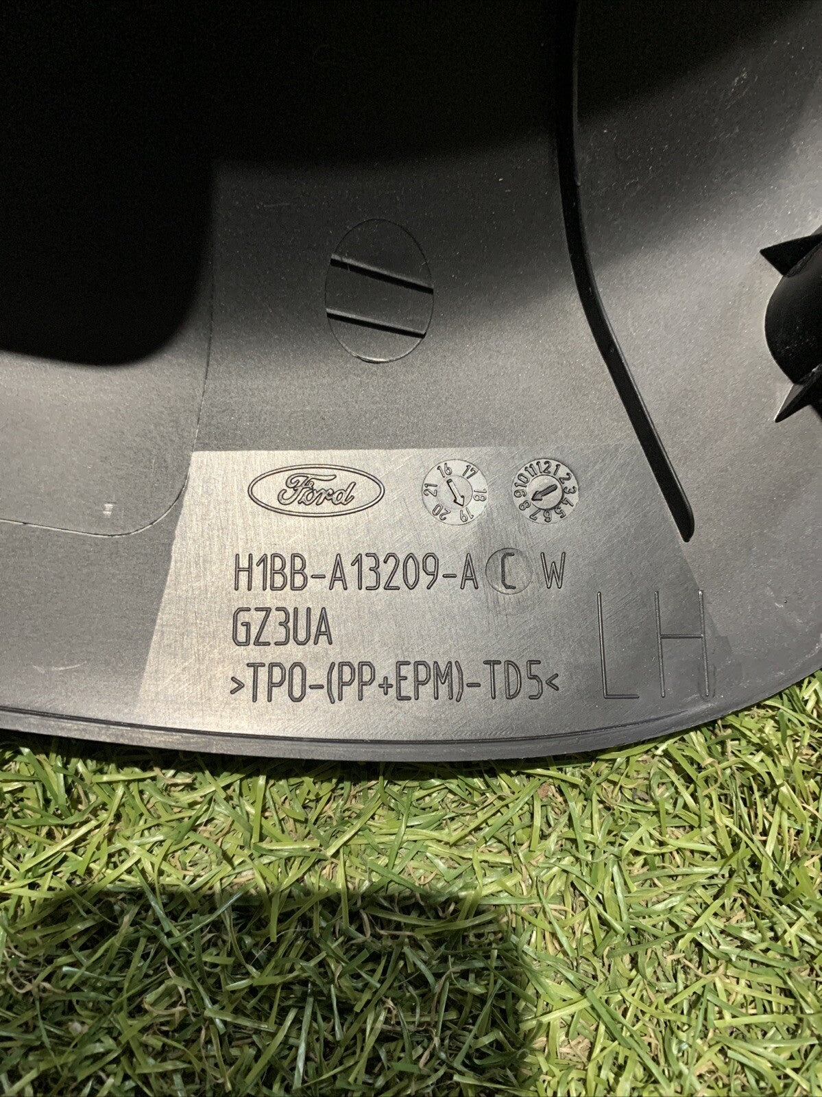 BATTITACCO ANTERIORE SINISTRO FORD FIESTA MK7 2019 – H1BB-A13209-A