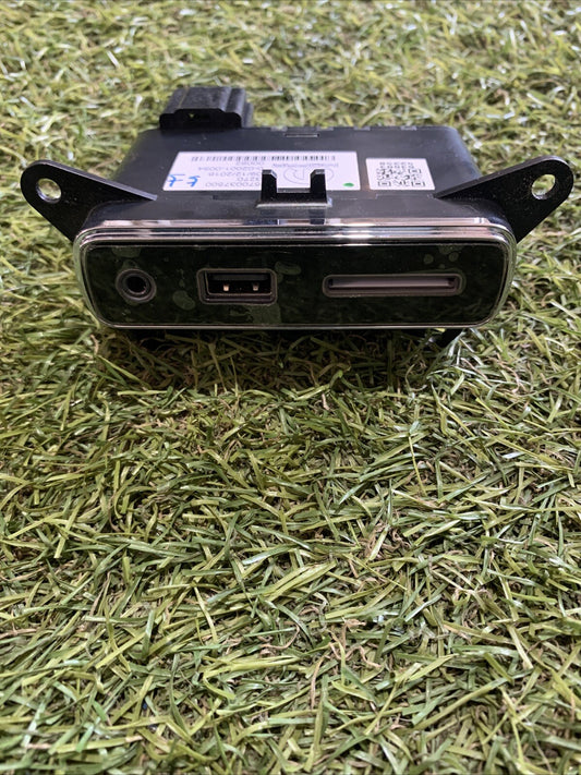 INTERFACCIA PRESA USB/INGRESSO AUX PER MASERATI Levante Serie 670037500 (16>)