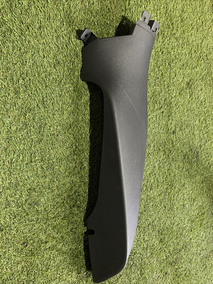 RIVESTIMENTO INTERNO INFERIORE MONTANTE POSTERIORE LATO VOLKSWAGEN DESTRO GOLF 8