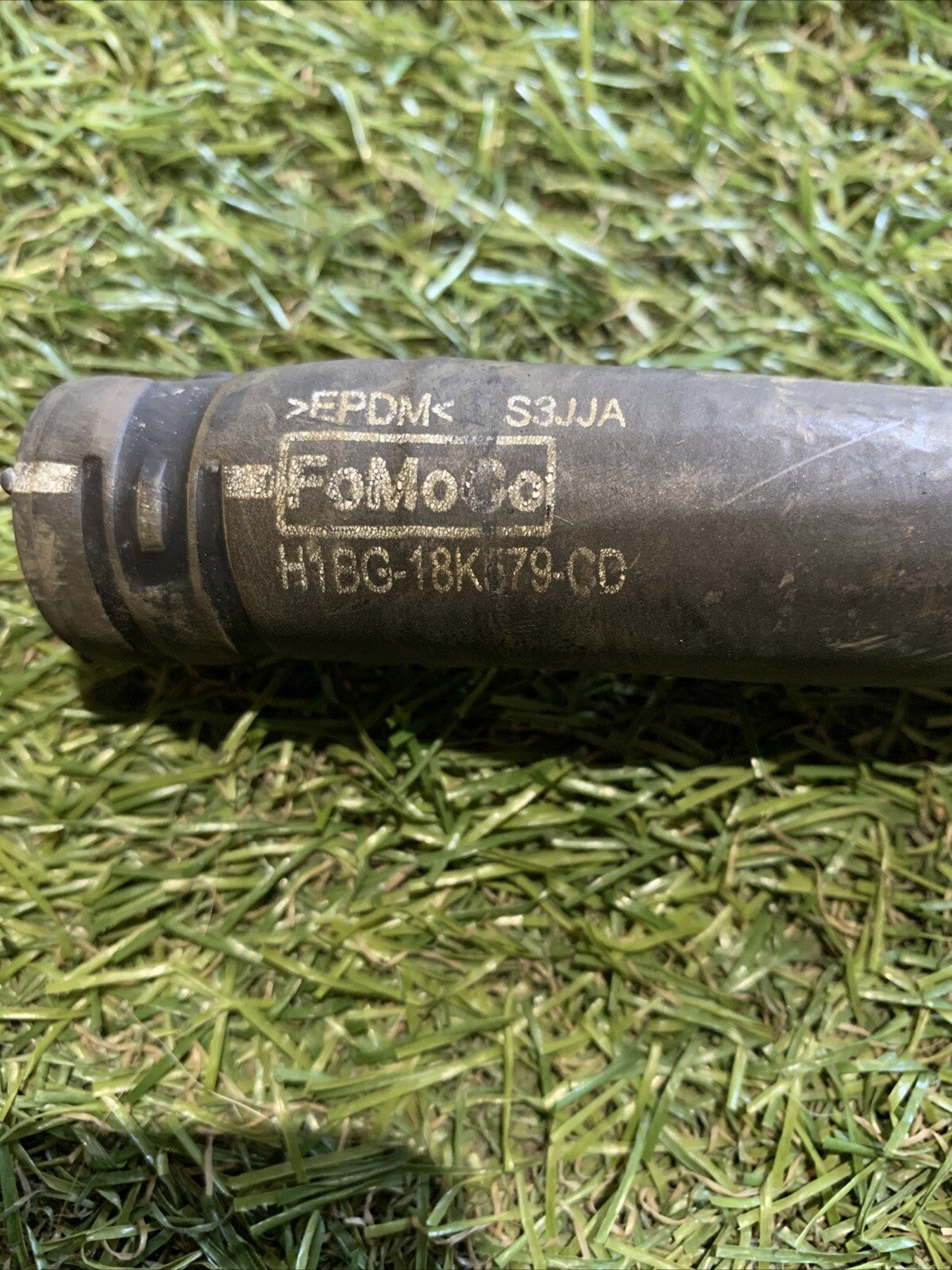 H1BG-18K579-CD MANICOTTO TUBO ACQUA LIQUIDO RAFFREDDAMENTO FORD FIESTA 1.1 B