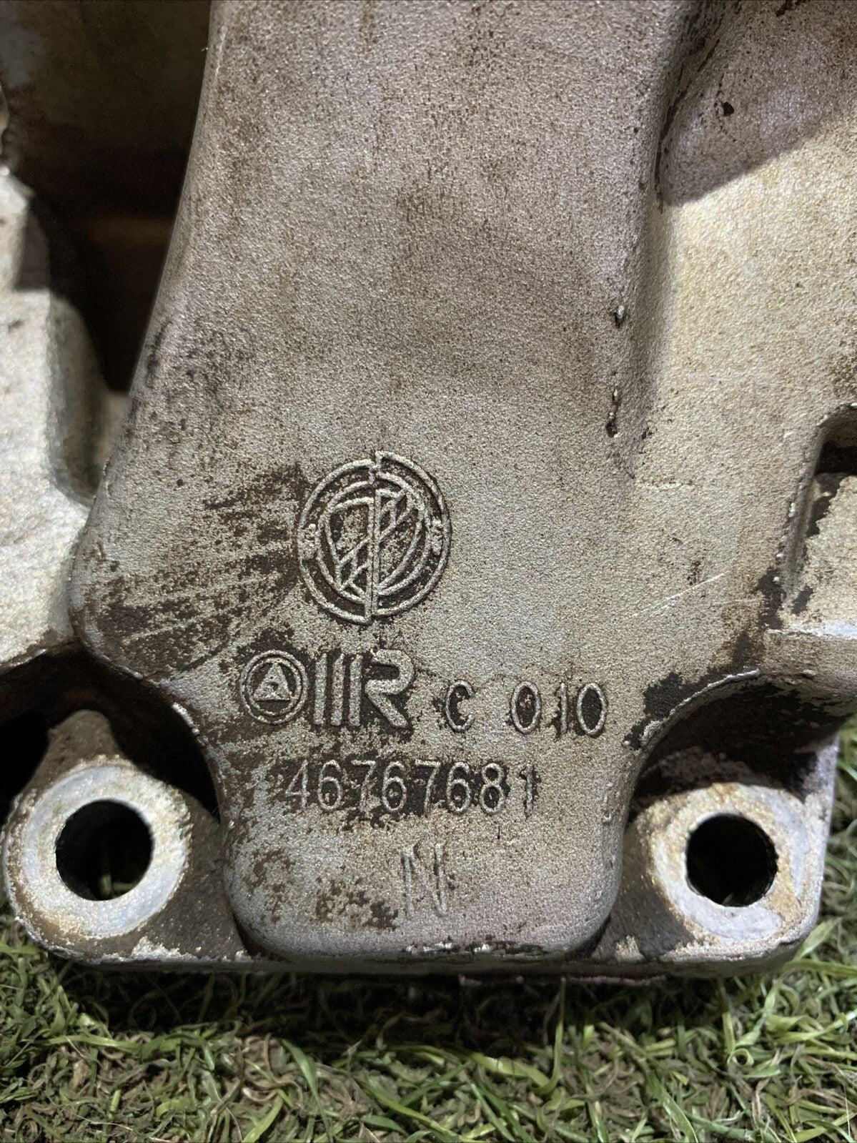 46767681 SUPPORTO POMPA GASOLIO MOTORE FIAT 1.9 JTD 186A8000