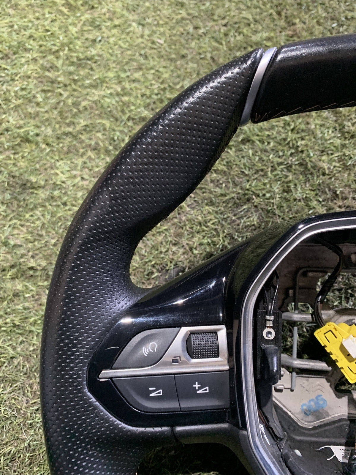 Volante Peugeot 3008 2018 GT 98105489ZD (2)