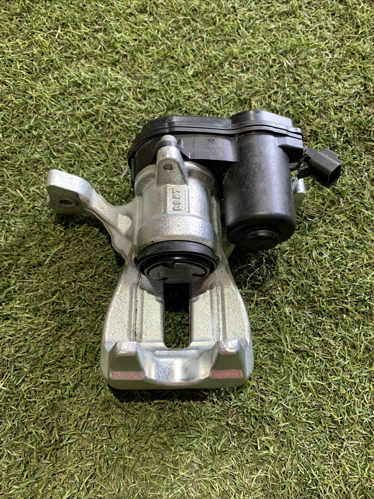 47830K0010 PINZA FRENO POSTERIORE DX ELETTRICA TOYOTA YARIS 2024