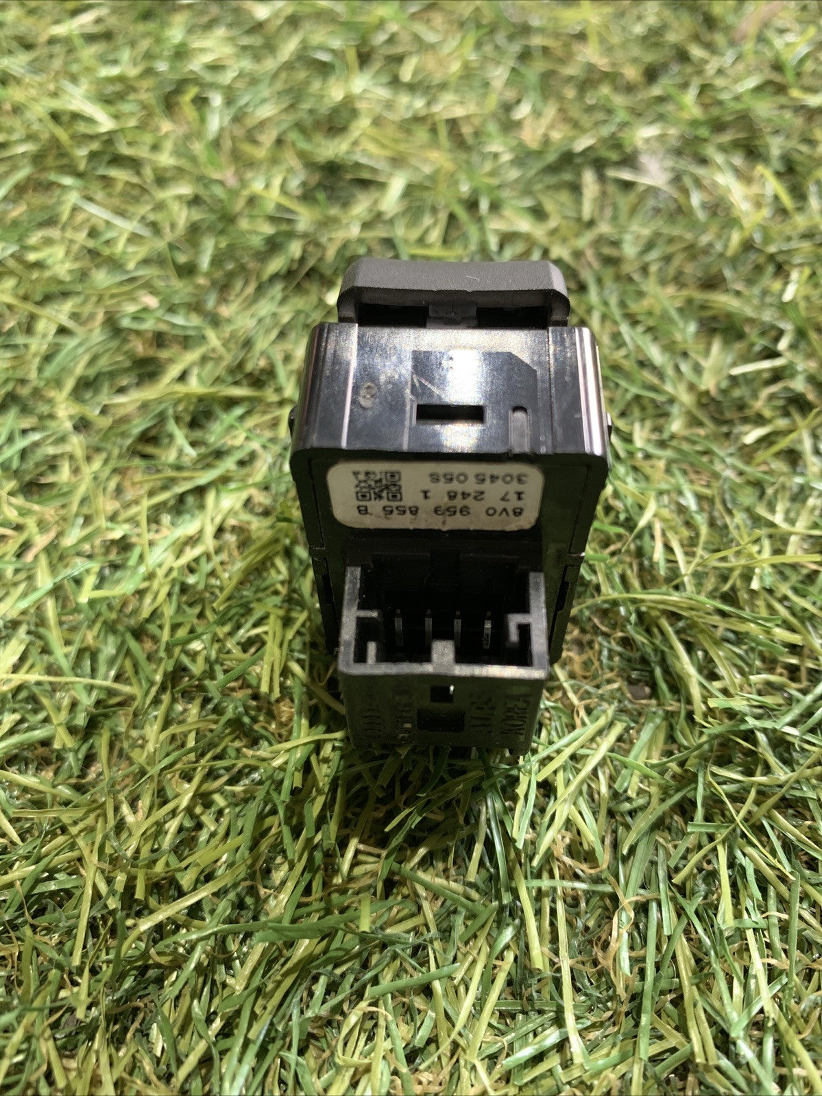 PULSANTE ALZAVETRO POSTERIORE SINISTRO PER AUDI Q2 8V0959855B