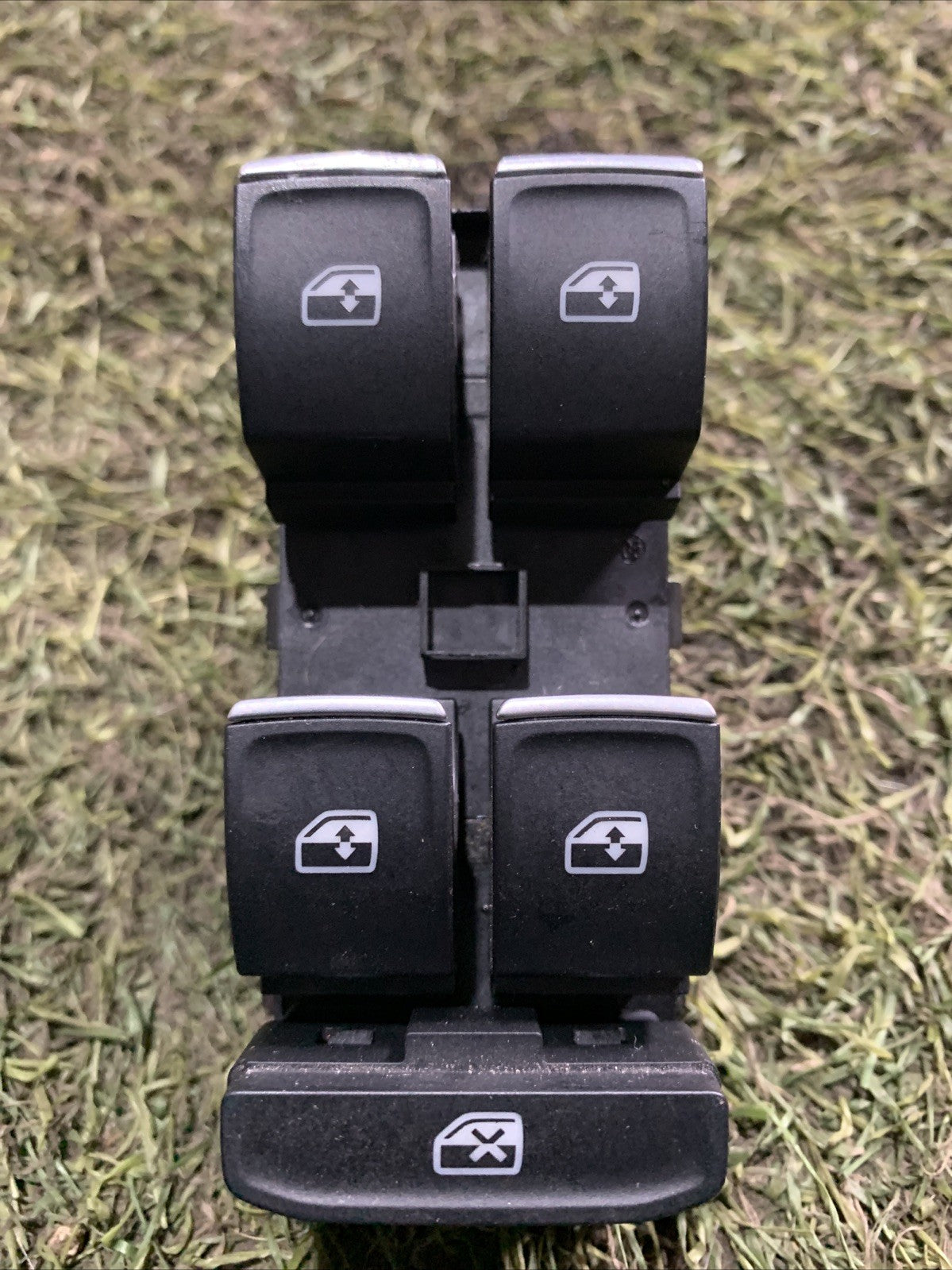 PULSANTIERA ANTERIORE SINISTRA PER VOLKSWAGEN T-Roc Serie 5G0959857E (17>)