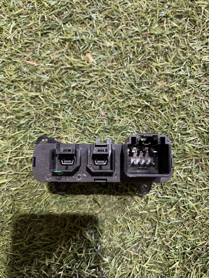 INTERFACCIA PRESA USB/INGRESSO AUX PER MASERATI Levante Serie 670037500 (16>)
