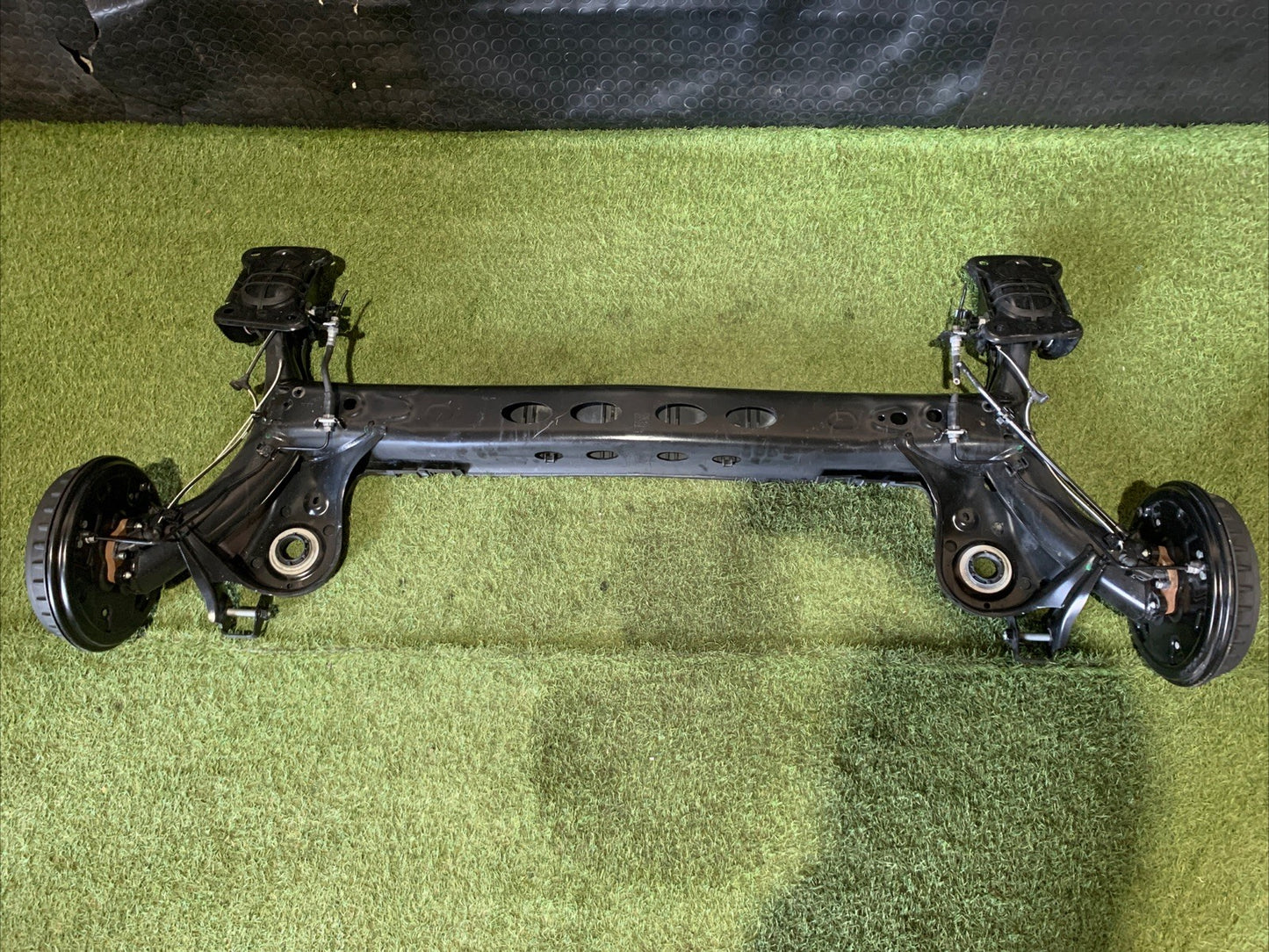 PONTE ASSALE POSTERIORE A TAMBURI AUDI A1 2021 2Q0501053BP (2)