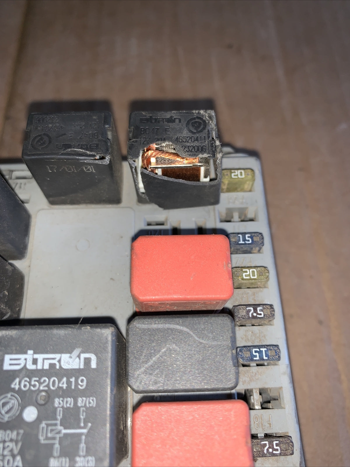 46760257 CENTRALINA PORTAFUSIBILI FIAT PUNTO (188) 1.3 MTJ 70CV (03-07) 2 II SER