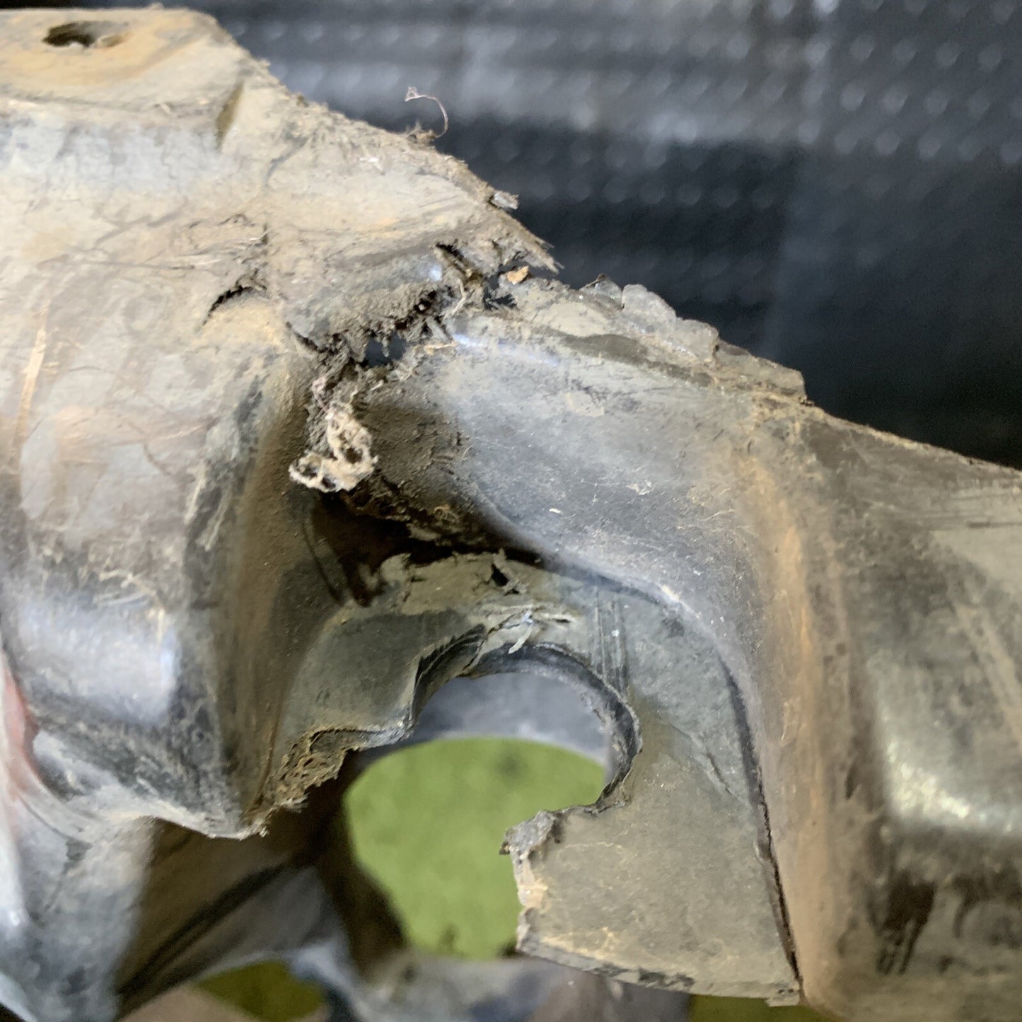 8D0805594 TRAVERSA CALANDRA BATTICOFANO ANTERIORE AUDI A4 1.9 TDI ANNO 1997-2000