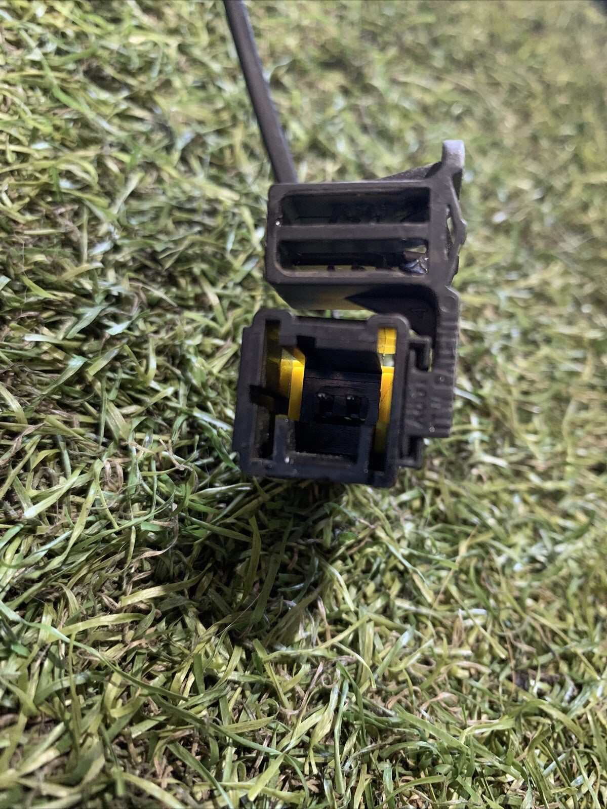 AGGANCIO CINTURA DI SICUREZZA POST CENTRALE FIAT 500X (334) 2014-, 7356560270