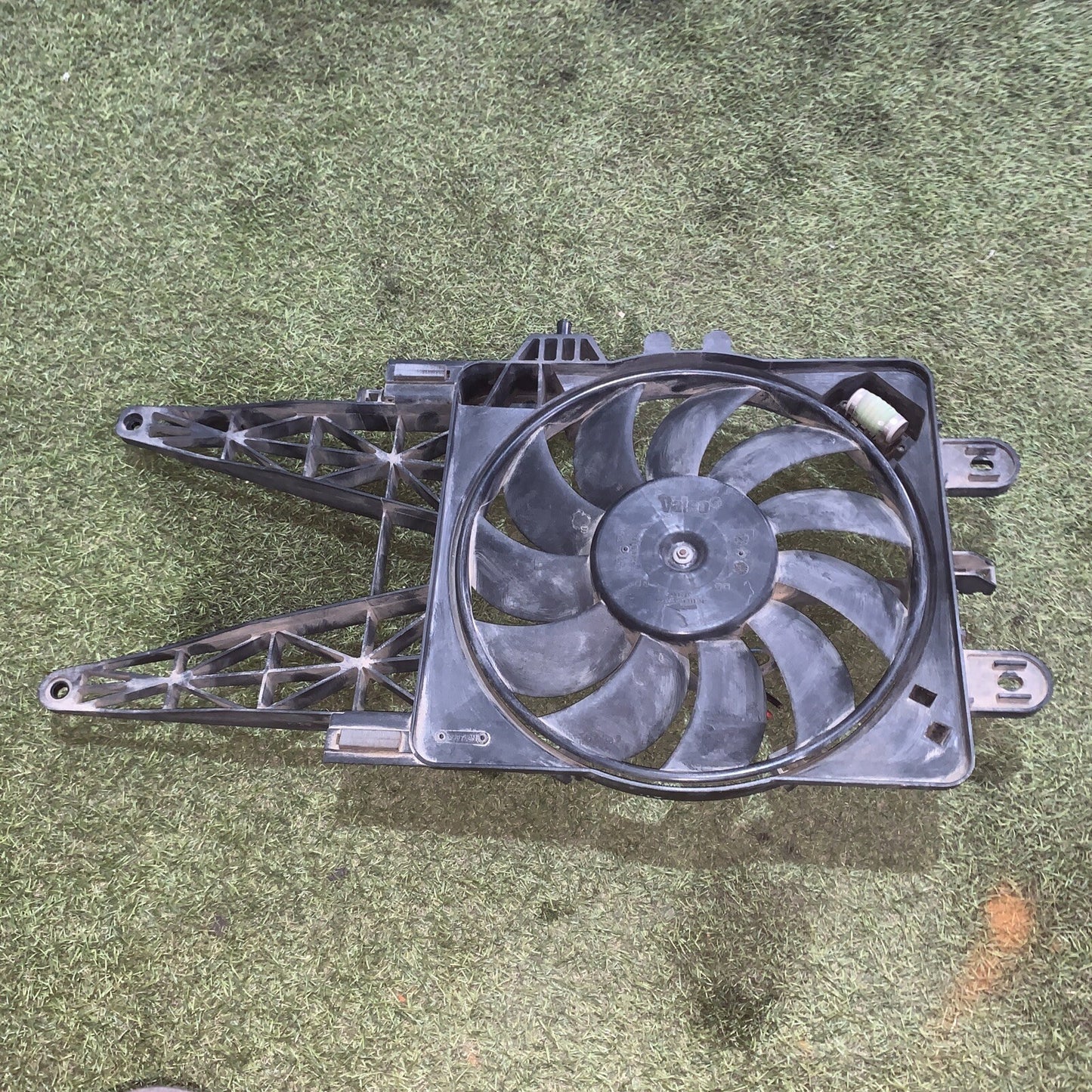 ELETTROVENTOLA RADIATORE CON CONVOGLIATORE  PER FIAT PUNTO 188 1.2 868718N