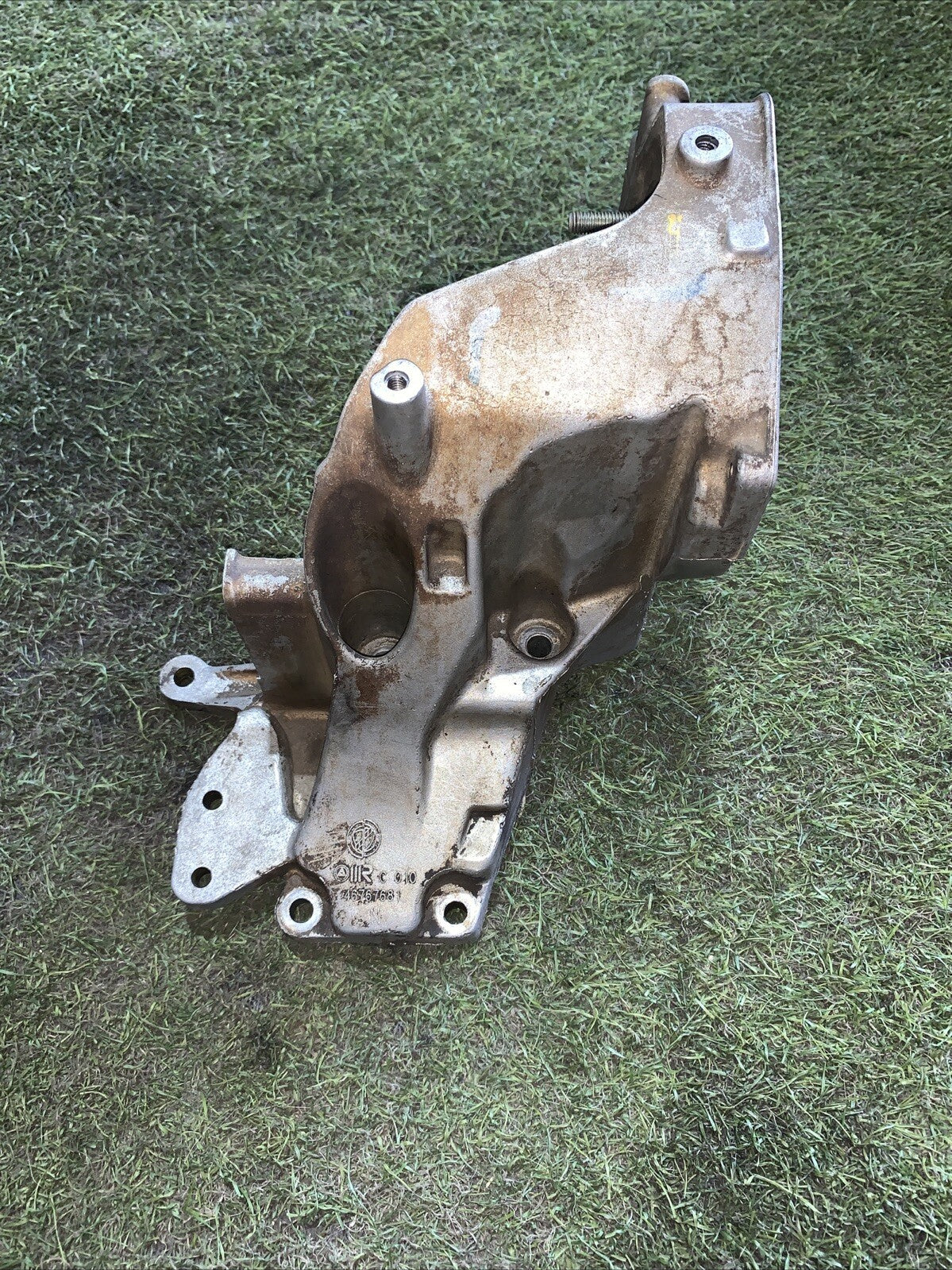 46767681 SUPPORTO POMPA GASOLIO MOTORE FIAT 1.9 JTD 186A8000