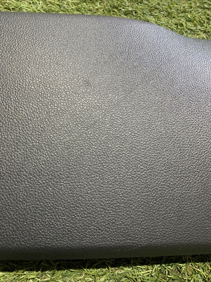 RIVESTIMENTO INTERNO INFERIORE MONTANTE POSTERIORE LATO VOLKSWAGEN DESTRO GOLF 8