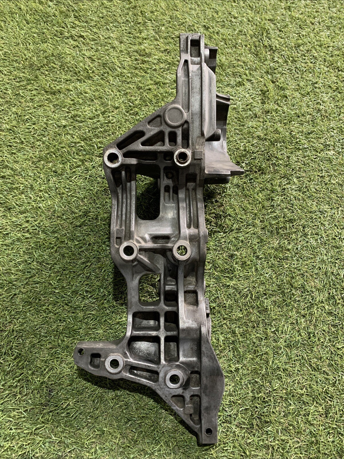 04L903143D SUPPORTO POMPA CARBURANTE SUPPORTO ALTERNATORE VW GOLF 7 1.6 DIESEL