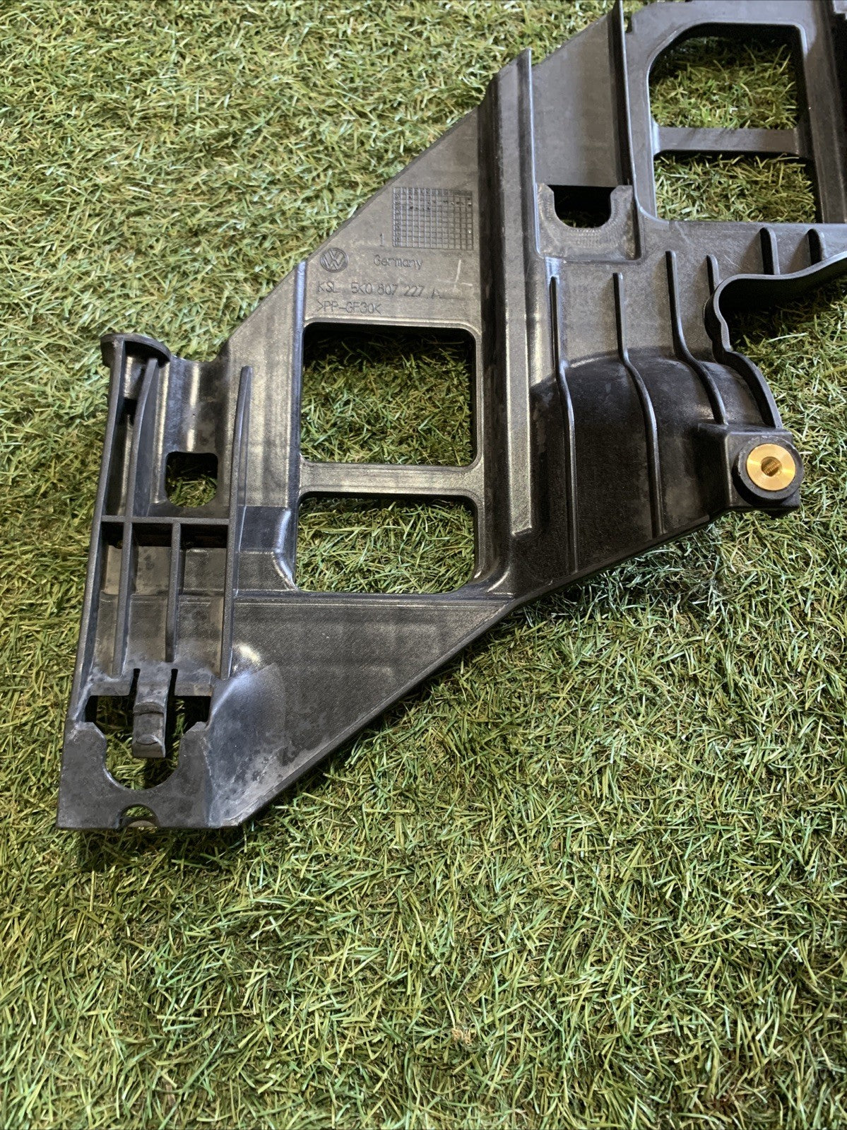 GUIDA PARAURTI ANTERIORE SINISTRO VOLKSWAGEN Golf 6 5K0807227A (08 12)