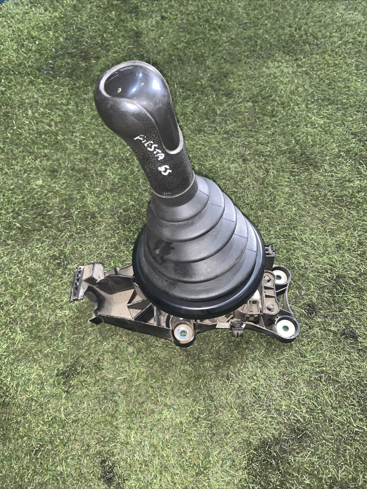 2S6R-7C453-MF LEVA POMELLO CUFFIA CAMBIO MANUALE FORD FIESTA 1.4 50KW D 5M (2)