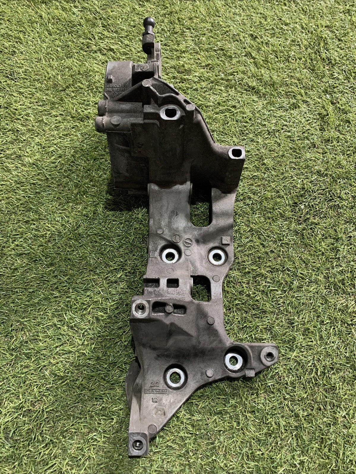 04L903143D SUPPORTO POMPA CARBURANTE SUPPORTO ALTERNATORE VW GOLF 7 1.6 DIESEL