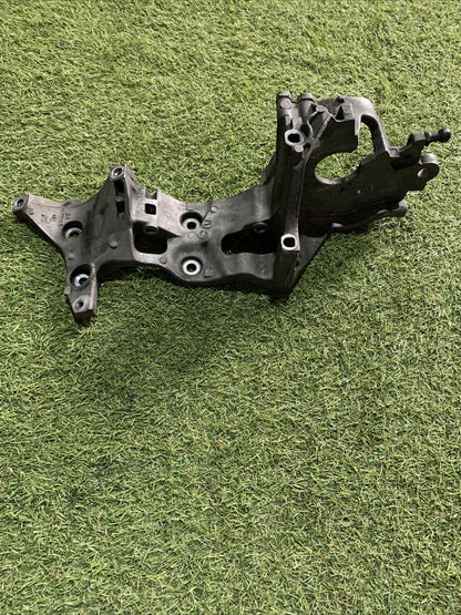 04L903143D SUPPORTO POMPA CARBURANTE SUPPORTO ALTERNATORE VW GOLF 7 1.6 DIESEL